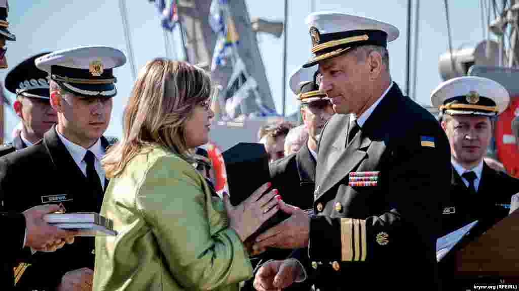 Куратор Українського музею в Чикаго Марія Климчак пообіцяла назавжди передати Україні історичний прапор після того, як український Кримський півострів буде звільнено з під окупації Росією