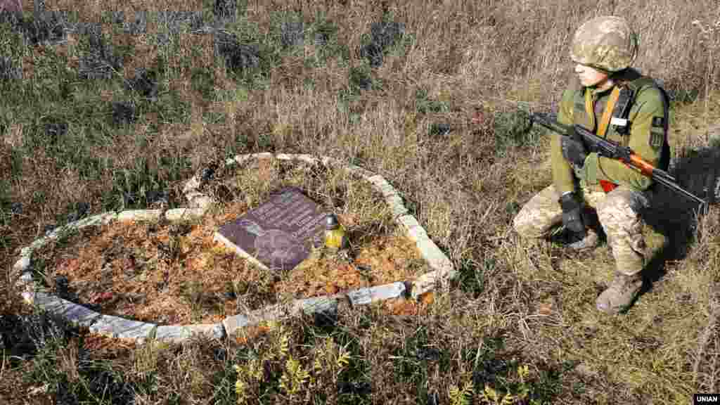 Біля меморіальної дошки пам’яті бійця 92-ї окремої механізованої бригади 19-річної Алесі Бакланової, яка загинула 10 жовтня 2018 року під час чергування на бойовому посту. Донеччина, біля шахти «Бутівка-Донецька», 6 листопада 2019 року