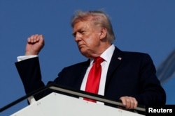 Президент США Дональд Трамп на борту самолета Air Force One, направляющегося в Шарм-эш-Шейх, Египет, для участия в саммите мировых лидеров по прекращению войны в Газе. Израиль, 13 октября 2025 года