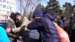 В окупованому Криму десятки людей зустрічали звільнених активістів (відео) В окупованому Криму десятки людей зустрічали звільнених активістів (відео)