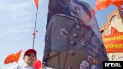 Юні шанувальники Сталіна на першотравневому мітингу в Москві. 1 травня 2010 року