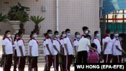 У Китаї єдиного на всю країну дня початку шкільного року немає, в столиці Пекіні цього року він починається в різних школах у час від 29 серпня до 7 вересня. На фото: черга на вхід до однієї зі шкіл у Пекіні, 1 вересня 2020 року