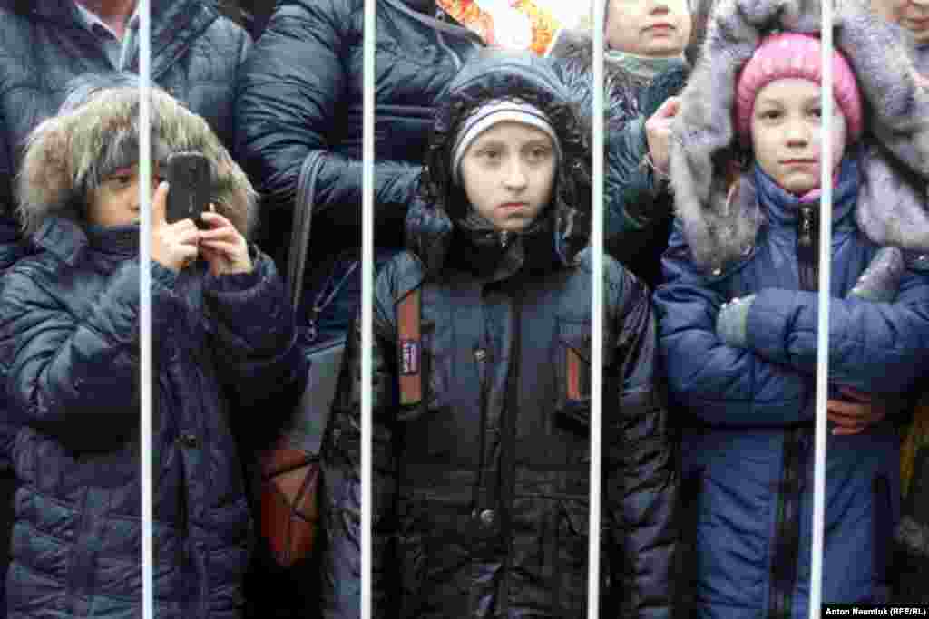 Саратов. Дети "радуются"