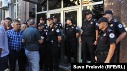 Ispred Višeg suda u Podgovorici tokom glavnog pretresa i izvođenja dokaza u predmetu "državni udar", 7. septembar 2017.