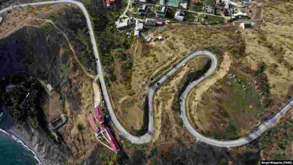 Автомобильная дорога Алушта–Судак проходит через два курортных поселка Большой Алушты – Рыбачье и Малореченское, населения в каждом из которых чуть более тысячи человек. В основном люди здесь живут за счет виноделия и туризма