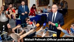 Голова Верховної Ради Андрій Парубій спілкується із журналістами на виборчій дільниці під час виборів парламенту. Київ, 21 липня 2014 року