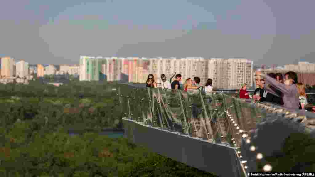 Часть моста – стеклянная. На горизонте – спальные кварталы Киева, которые находятся на левом берегу Днепра