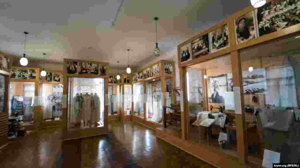 Напротив мемориального зала – тематический зал «История украинской вышивки», где собраны вышивки традиционных стилей и техник практически всех регионов Украины