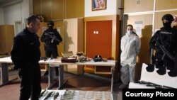 Aleksandar Vulin, ministar unutrašnjih poslova Srbije, posmatra oružje koje je pronađene u kući koju je Belivukov klan koristio u beogradskom naselju Ritopek. Beograd, 24. april 2021, dva mjeseca nakon što je Belivuk uhapšen.