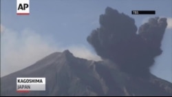 Вулкан засыпал пеплом японский город  Вулкан засыпал пеплом японский город