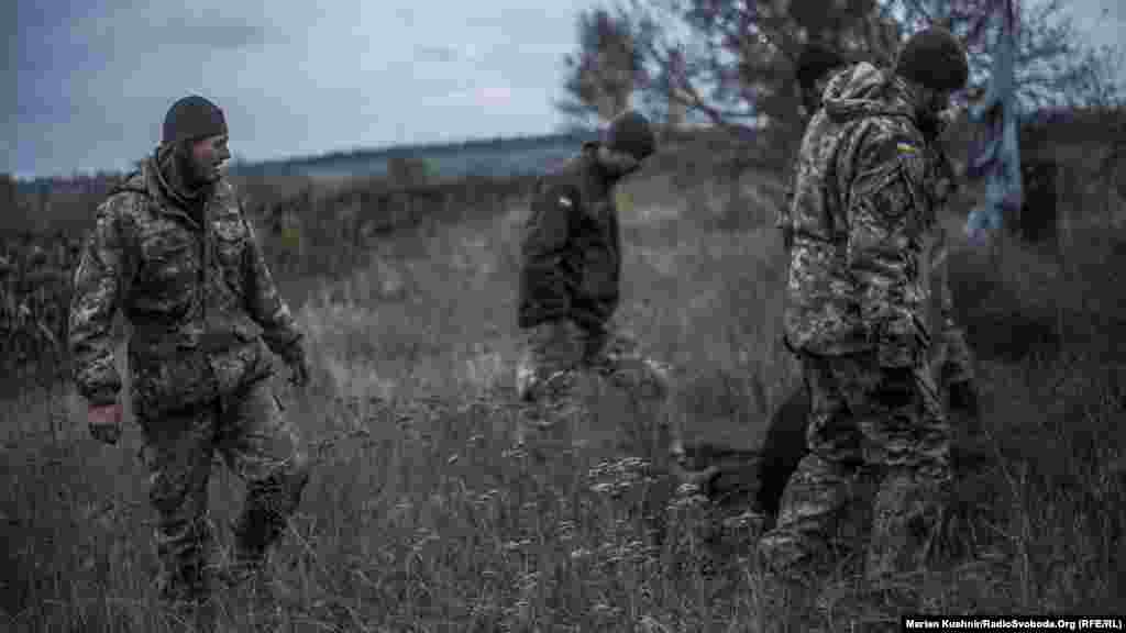 Солдати оглядають місце, де розставили мішені. Майже усі – знешкоджені