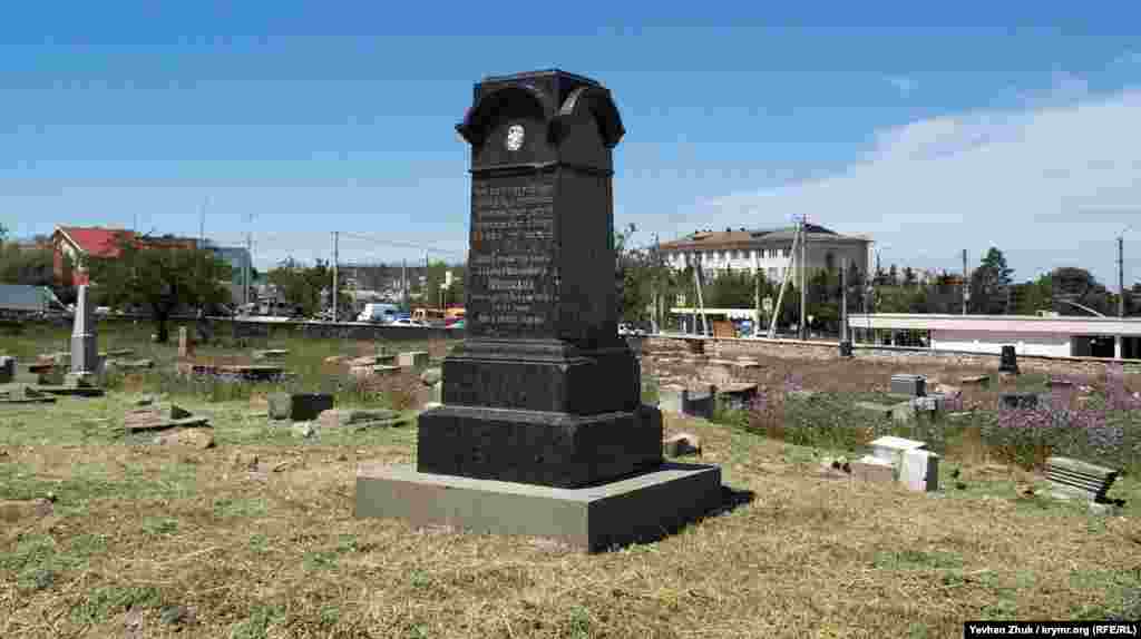 Мраморный памятник установлен Бабакаю Исааковичу Шишману, севастопольскому мещанину. Он также упоминается в Перечне 1879 года вместе со своей женой Мирьям и дочерью Сарой. Отец его – Шишман Исаак Вениаминович, евпаторийский 3-й гильдии купеческий сын, упоминается в Докладной записке главного караимского раввина С. Бейма со списком караимов – участников обороны Севастополя 1854-1855 годов, представленной дежурному генерал-майору главного штаба 2-й армии А.Н. Червинскому с ходатайством о награждении медалями «За защиту Севастополя»