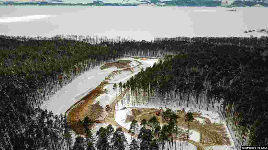 Вырубка леса между Волгой и деревней Орёл Лаишевского района Татарстана. Она связана с грядущим строительством татарстанского участка трассы М-12, Татарстан, 28 февраля. 