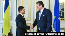 Президент України Володимир Зеленський під час зустрічі з віце-президентом Європейської комісії Марошем Шефчовичем. Київ, 20 травня 2019 року