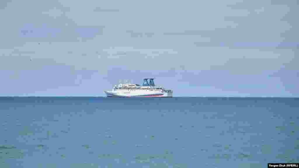 Российский теплоход «Князь Владимир» видно с Северной стороны Севастополя. Первый рейс лайнера в этом году запланирован на 13 июня