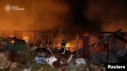 Місцева влада повідомляє, що внаслідок удару пошкоджено будівлю медичного закладу, багатоквартирні та приватні будинки