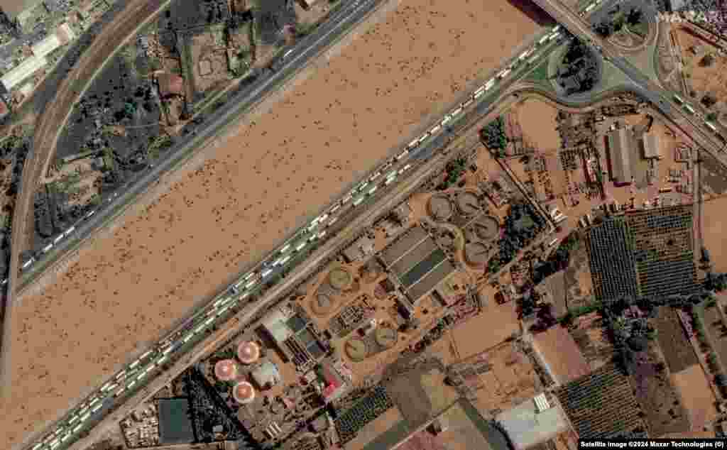 Супутниковий знімок станції очищення води та шосе V-30, Валенсія, Іспанія, перед повінню.18 жовтня 2024 року. Праворуч – та ж станція очищення води та затори на шосе V-30 у Валенсії вже під час повені. 18 жовтня 2024 року  