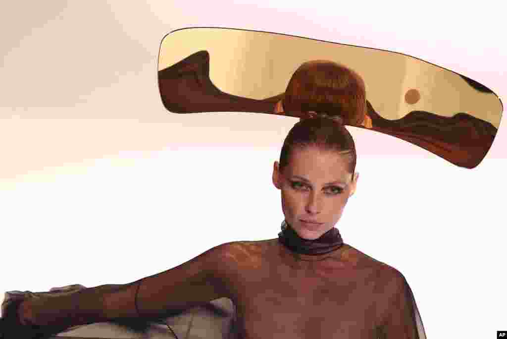 Модель надевает творение в рамках коллекции Стефана Роллана осень-зима 2025/26 Haute Couture, 8 июля 2025 года, в Париже. AP Photo/Tom Nicholson