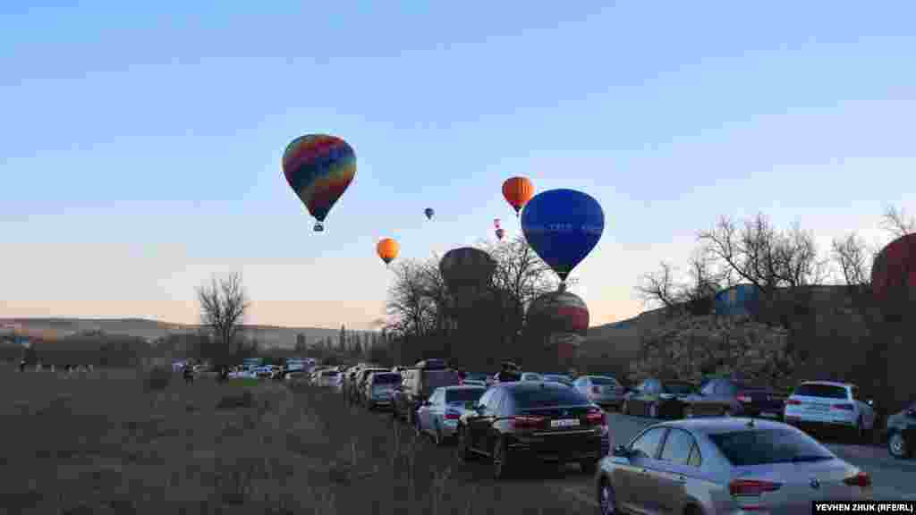 Начало полетов – в 5:30 утра, к этому времени обочины заставлены машинами, температура на улице +1 по Цельсию