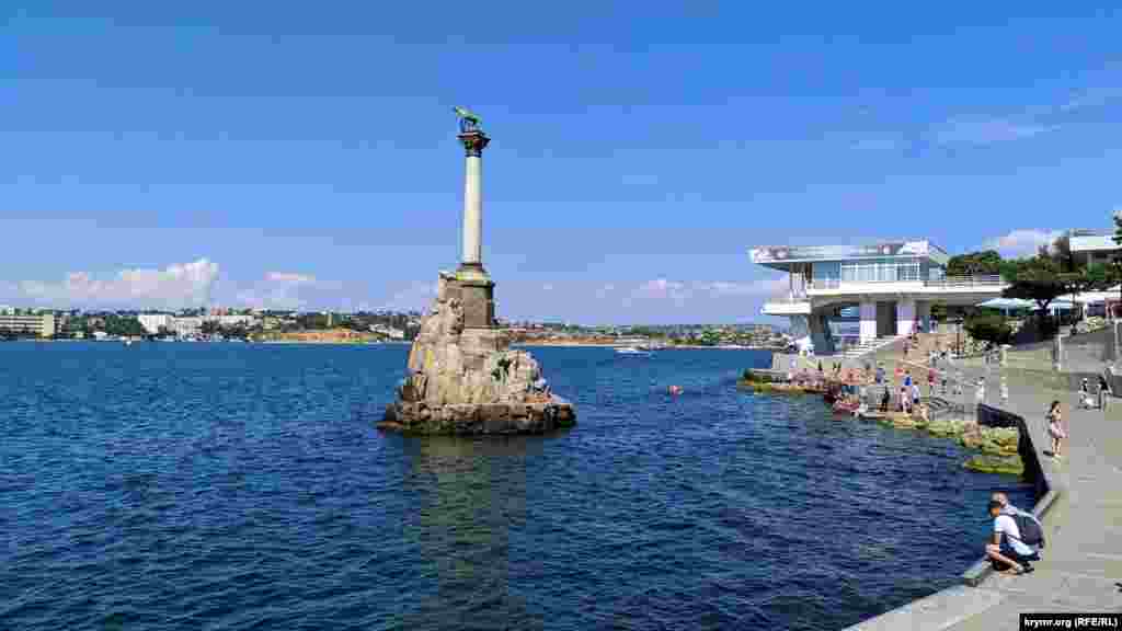 На набережній біля пам'ятника затопленим кораблям – імпровізований пляж