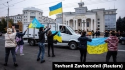 У центрі Херсону люди радіють звільненню міста з-під окупації Росією та втечі армії РФ. Херсон, 12 листопада 2022 року