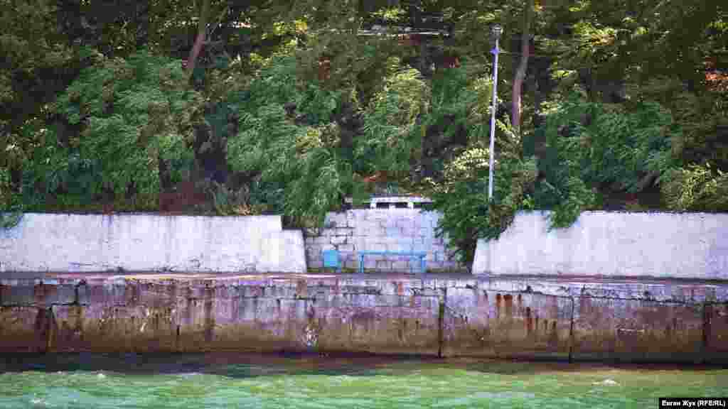 Набережна біля Павлівського мису названа на честь моряків лінкора «Новороссийск», затонулого тут після потужного вибуху вночі 29 жовтня 1955 року. Тоді загинуло 607 осіб