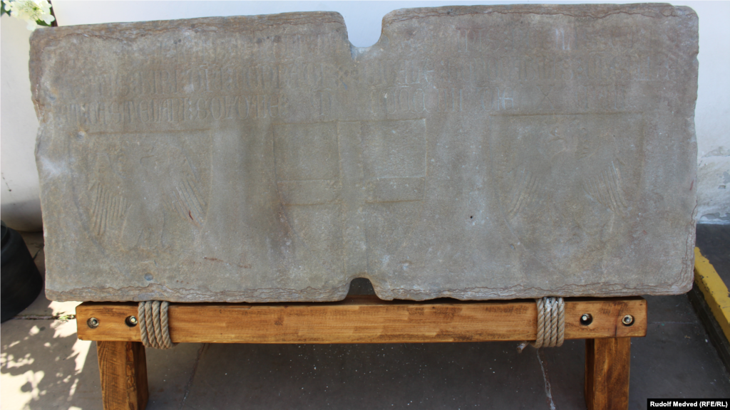 Закладная строительная плита консула Коррадо Чигала, найдена в 1861 году в Судаке (бывшей Солдайе). Объекты экспозиции демонстрируются впервые за последние 80 лет. Среди них – закладные строительные плиты. Они содержат в себе точные даты, информацию об административной системе городов