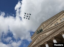 Avionët e ushtrisë ruse fluturojnë mbi teatrin Bolshoi, gjatë ushtrimeve për paradën ushtarake të 9 majit 2025.