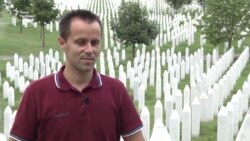 Розповідь людини, яка вижила в різанині у Сребрениці (відео) Розповідь людини, яка вижила в різанині у Сребрениці (відео)