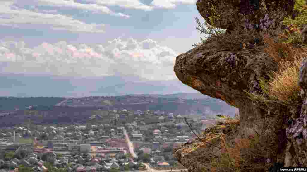 Обращенные на восток «карнизы» плато на дальнем фоне Крымских гор