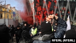 საპროტესტო აქციის მონაწილე კვერცხებს ესვრის პოლიციას და სოფიაში ევროკომისიის (EC) შენობას. 2025 წლის 22 თებერვალი.