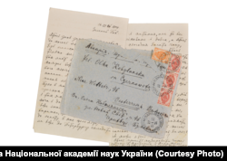 Лист Лесі Українки до Ольги Кобилянської відправлений у серпні 1904 року. Наприкінці листа можна розгледіти лінії («паси»). Так Леся Українка віртуально «розгладжувала», «розтирала», «постукувала» тіло подруги. Документ із фондів Інституту літератури імені Тараса Шевченка Національної академії наук України