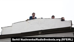 Міхеїл Саакашвілі на даху будинку, на який він виліз під час обшуку київськими правоохоронцями його помешкання, і з якого погрожував зістрибнути вниз. Київ, 5 грудня 2017 року