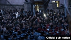 Штовханина між демонстрантами і силовиками поблизу будівлі парламенту Вірменії, Єреван, 9 березня 2021 року