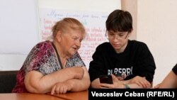 Люди похилого віку в Окниці вчаться користуватися мобільними телефонами у молодих волонтерів міста, Молдова