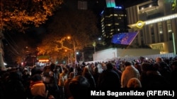 Учасники акції заявляють, що це рішення є зрадою інтересів країни та порушенням статті 78 Конституції Грузії, де закріплено прагнення європейської інтеграції.