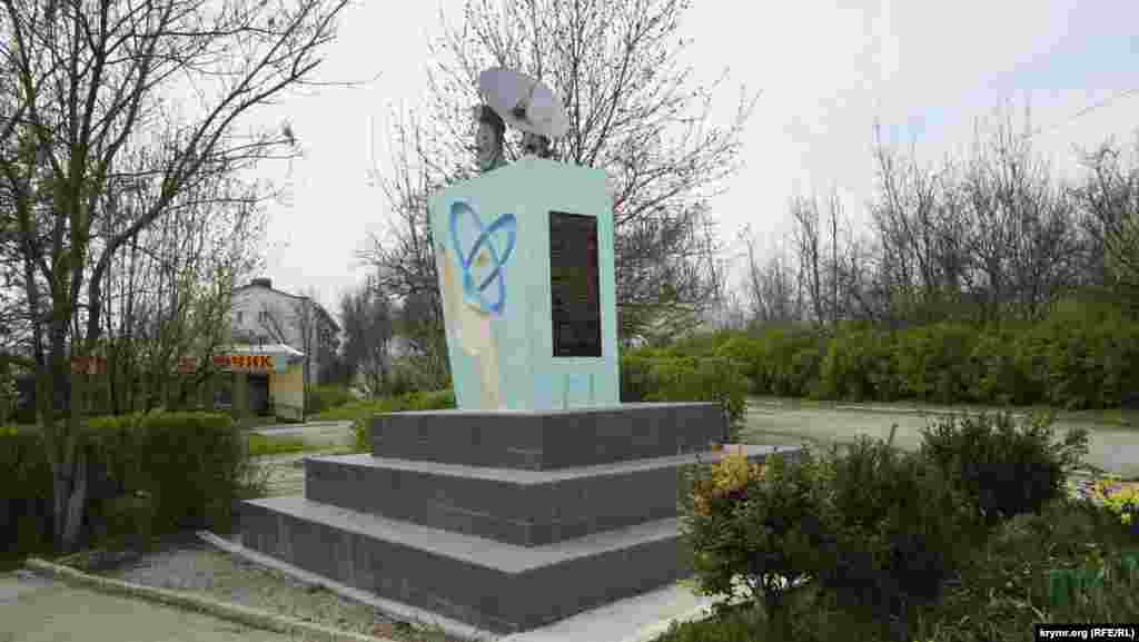 В поселке Школьное 4 октября отмечается День поселка, а еще 12 апреля – День космонавтики. С концертом, походной кухней, гречневой кашей на стадионе и другими неизменными ритуалами «совка», а также митингом у памятника в центре поселка. На нем, на гранитной плите, перечислены все главные свершения и события в жизни космического гарнизона, прежде всего НИП-10 (наземного измерительного пункта №10), который как раз обеспечивал управление всеми советскими космическими аппаратами военного, а также научного назначения.