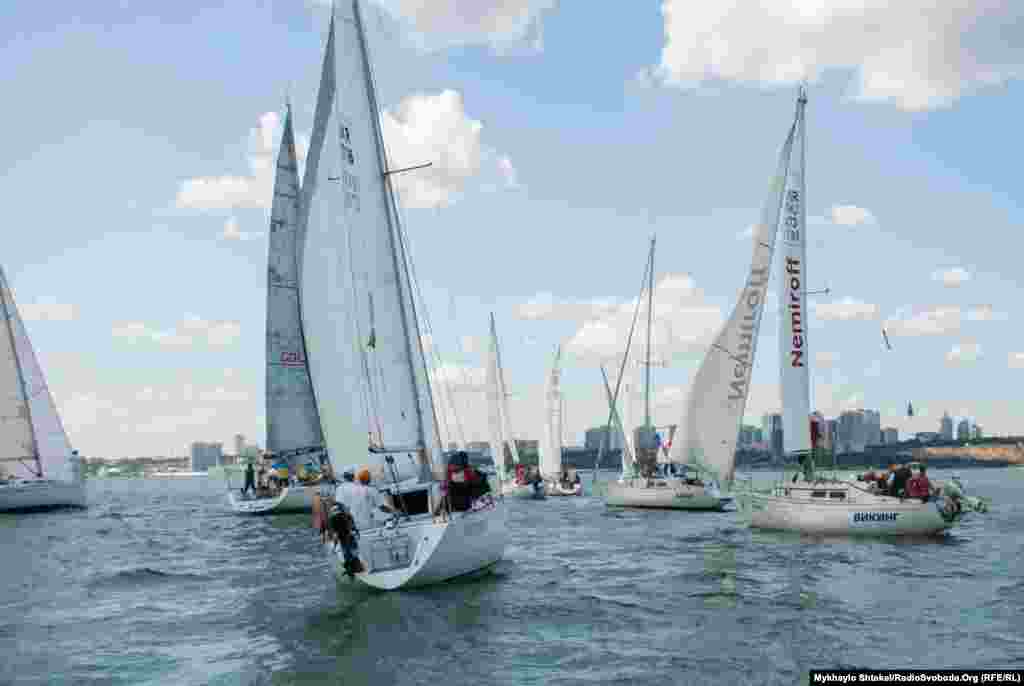 После сигнала яхты отправились бороться за первую дистанцию – чуть больше одной морской мили. Это около 1,9 километра