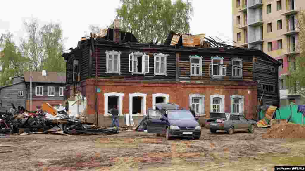 В Казани переселенцам из аварийного жилья по программе выдают по 38 тысяч рублей за квадратный метр. Узнав об этом, местные жители восклицают: "Мы что, проклятые люди? Мы чем-то хуже тех, кто живет в Казани?"