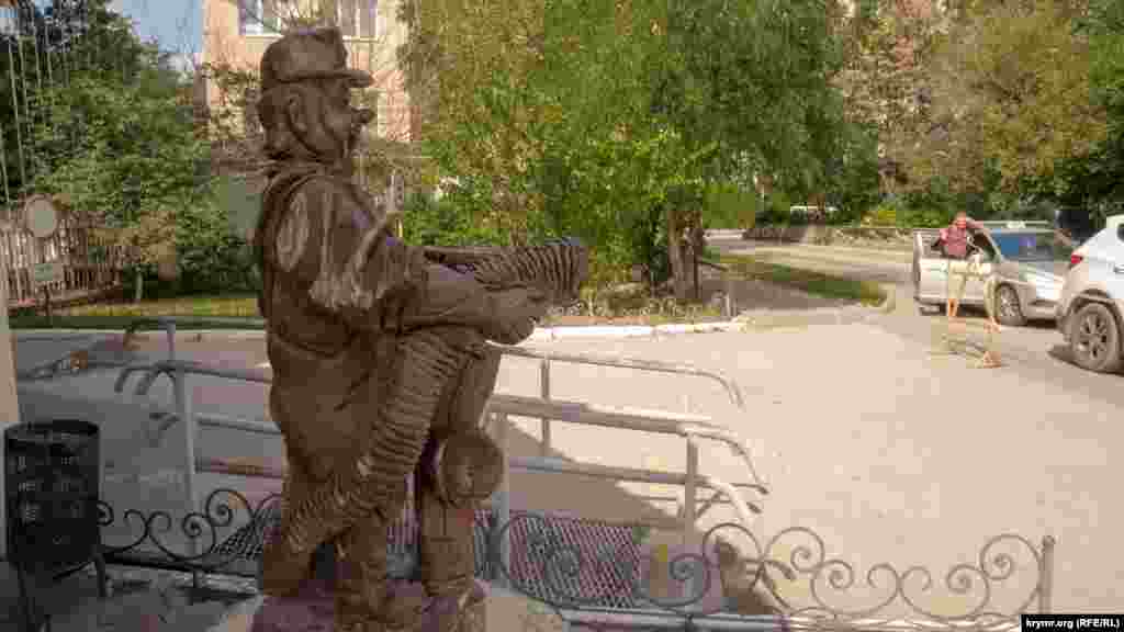 Работника горводоканала несколько лет назад увековечили в дереве перед входом в здание абонентской службы «Воды Крыма»