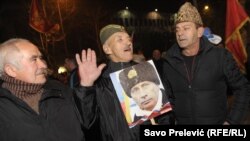 Сторонники черногорской оппозиции с портретом Владимира Путина. Подгорица, февраль 2016 года