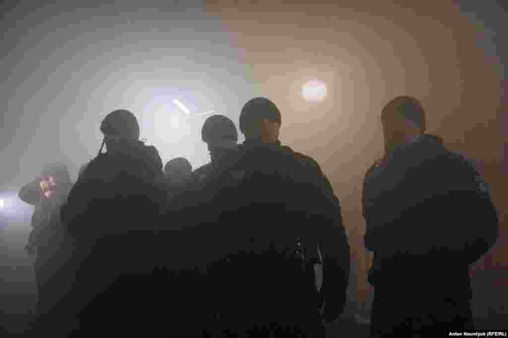 В ФСБ России подтвердили, что три корабля военно-морских сил Украины были захвачены, троим раненым морякам была оказана медицинская помощь.