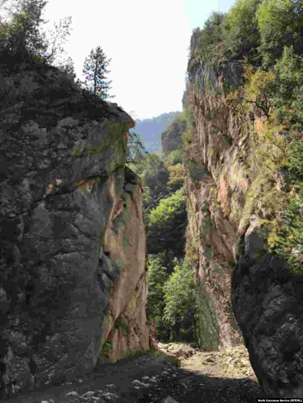 Вторые «ворота» в Карадахскую теснину. От начала до конца ущелья встречается трое подобных ворот. В этом месте проход немного сужается, после них – вновь расширяется