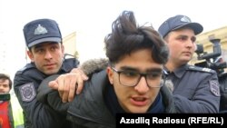 Policija privodi aktivistu uoči protesta 16. februara