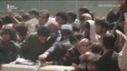 Смертельна тиснява в аеропорту Кабула: люди намагаються втекти за будь-яку ціну (відео) Смертельна тиснява в аеропорту Кабула: люди намагаються втекти за будь-яку ціну (відео)