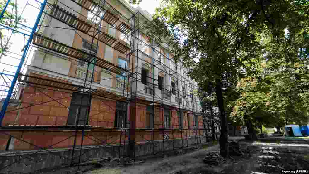 Начался капитальный ремонт здания на проспекте Кирова, где ранее располагался Институт минеральных ресурсов. Единственным подрядчиком по госконтракту определено ООО «Группа инвестиционных предприятий «Монолит». Цена контракта составляет 322 миллиона 166 тысяч рублей. Ранее институтское здание хотели продать на аукционе с начальной ставкой 232 миллиона 300 тысяч рублей. Однако покупателей так и не нашли. В связи с этим здание решили оставить в госсобственности и привести в надлежащее состояние