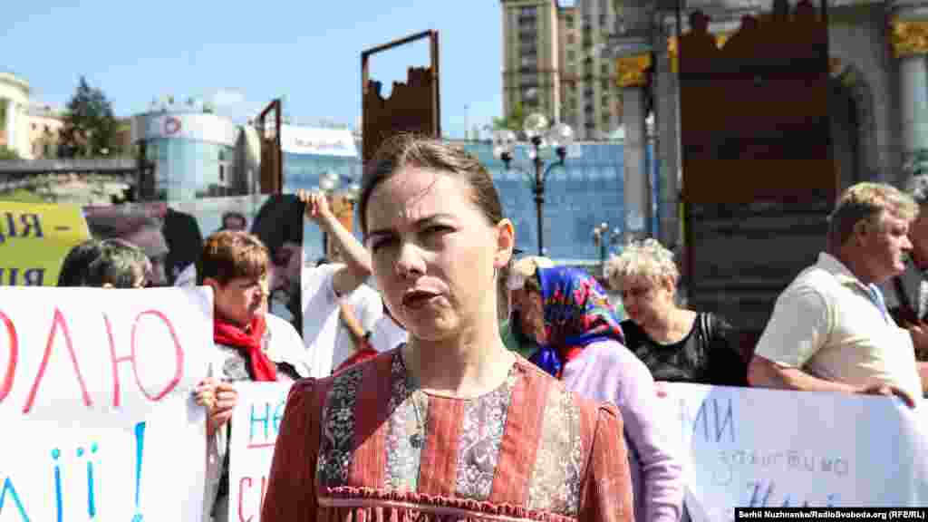 Віра Савченко заявила, що її сестра продовжує голодування в ізоляторі. Вона розповіла, що стан здоров’я Надії Савченко погіршується