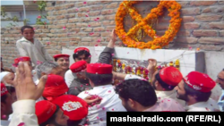 په چارسده کې د بابړې پر يادګار ګلونه ايښودل کېږي