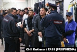Мігранти, в яких російська поліція перевіряє документи. Новосибірськ, 2024 рік. Ілюстраційна світлина