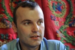 "Učiniću sve da bojkot ne traje dugo, jer sam imao kontakt sa ministarstvom, da dođu u Srebrenicu i poslušaju roditelje srpske djece, da vide štanjih tišti i da krenemo u rješavanje”, kaže načelnik Opštine Grujić za Radio Slobodna Evropa